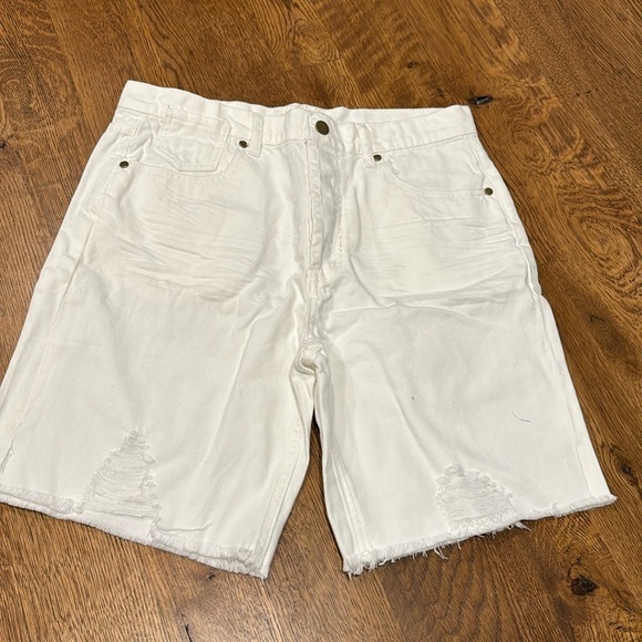 NWT Easel Women’s Bermuda Shorts White Size Medium - Picture 1 of 4